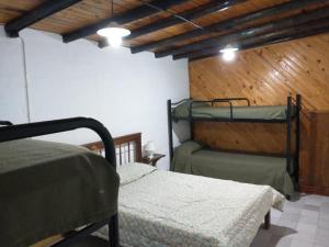 Exelente Casa en Potrerillos客房内的一张或多张双层床