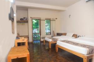 索拉哈奇旺天堂酒店的一间卧室设有两张床、一张桌子和一个窗口