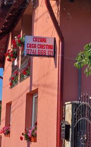 克尔茨什瓦拉乡Casa Cristina的建筑物的侧面标志