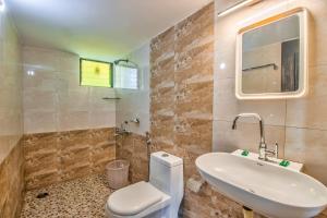 坎多林Villa Verediana的浴室配有白色卫生间和盥洗盆。