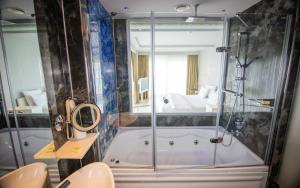 萨姆松维恩精品酒店的带淋浴和浴缸的浴室