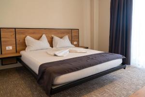 科斯蒂内什蒂ALYA Sea Escape Costinesti - parcare gratuita的卧室配有带白色枕头的大床