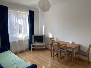 韦切什Budapest Airport-Vecsés Trainstation Apartman K7的客厅设有餐桌和电视