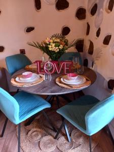 圣卢西亚Romantic Casa Rural La Molinera的一张桌子,上面标着用蓝色椅子读爱书