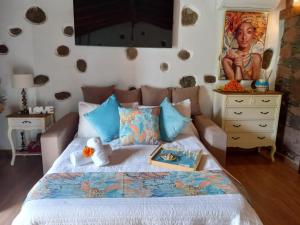 圣卢西亚Romantic Casa Rural La Molinera的一间卧室配有一张带地图的床