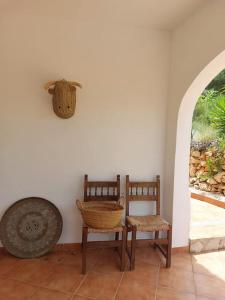 LliberSueño Grande的客厅配有两把椅子和窗户