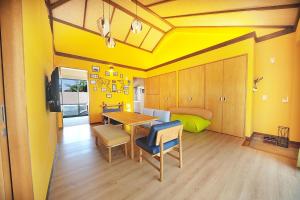 名户SUMUVILLA - Vacation STAY 84924v的黄色的房间,设有桌子和卧室