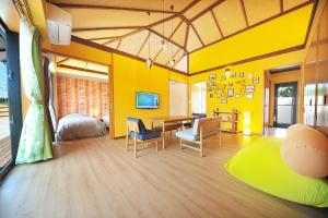 名户SUMUVILLA - Vacation STAY 84924v的黄色客房,配有桌椅和一间卧室