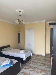 卡瓦拉提Badu Guest House的一间卧室设有两张床和天花板
