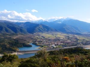 RigardaYourte contemporaine avec magnifique vue sur les montagnes的享有城镇、河流和山脉的景致。