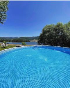 瑟尔尼察VIP Complex的湖畔大型蓝色游泳池