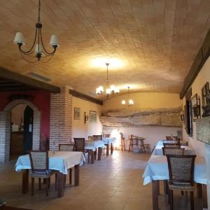 Arens de Lledó拉孔特拉达酒店的一间带桌椅和天花板的餐厅