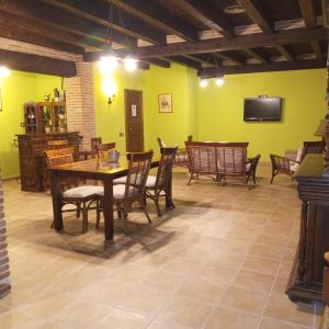 Arens de Lledó拉孔特拉达酒店的一间带桌椅和电视的用餐室