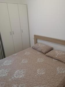 波德戈里察Jednosoban stan Zoja的一间卧室配有一张带两个枕头的床