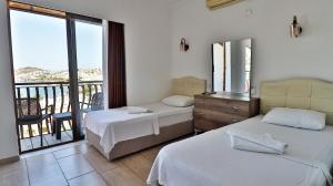 居姆贝特古姆贝特酒店的酒店客房设有两张床和一个阳台。