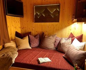 Gemütliche Hütte in den Bergen客房内的一张或多张床位