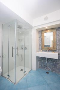 阿纳卡普里B&B La Bella Annacapri的一间带玻璃淋浴和水槽的浴室