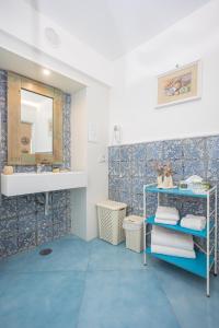 阿纳卡普里B&B La Bella Annacapri的一间带水槽和镜子的浴室