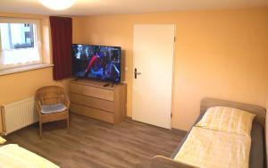 柏林Havelapartments的一间卧室配有一张床,梳妆台上配有电视