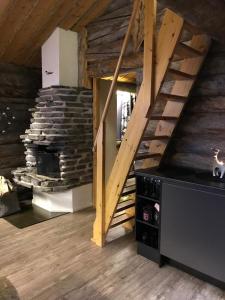 索特Iso-Syötteen Kelokolo Soarvesalvu的一间带楼梯和壁炉的客厅