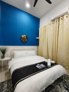 RUMAH AINA Homestay Bukit Changgang Private Pool客房内的一张或多张床位