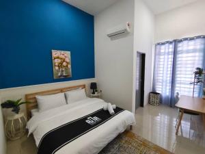 RUMAH AINA Homestay Bukit Changgang Private Pool客房内的一张或多张床位