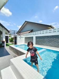 RUMAH AINA Homestay Bukit Changgang Private Pool内部或周边的泳池