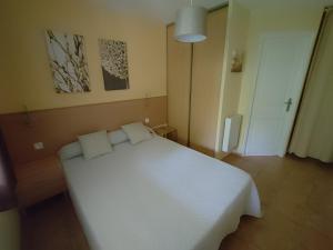 BélestaGîte à BELESTA en Ariège 09300的卧室配有白色的床
