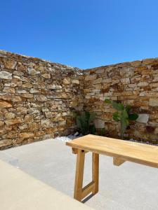安迪帕罗斯岛Kastro Antiparos的木凳坐在石墙前