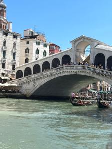 威尼斯Locanda Ruga Rialto的一条河上的桥,下面是缆车