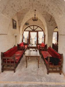尚勒乌尔法HANIMAĞABUTİK OTEL的一间位于大楼内的房间,配有沙发和桌子