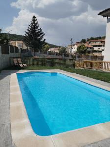 科瓦鲁维亚斯Hotel Rural Covarrubias的院子里的大型蓝色游泳池