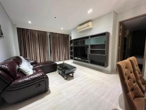 乔木提恩海滩Veranda Residences Pattaya By Phung的客厅配有真皮沙发和大电视