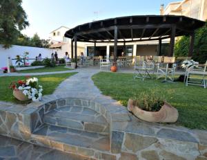 圣乔治斯Maria's Studios的庭院设有石制人行道和桌椅。