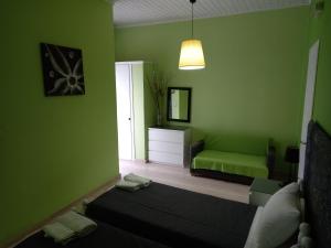 圣乔治斯Maria's Studios的绿色的客厅,配有床和沙发