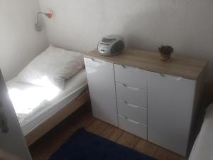 施托尔佩奥夫乌塞多姆Ferienwohnung am Stettiner Haff的一间小卧室,配有一张床和一张书桌