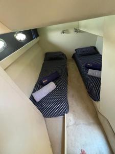 米克诺斯城White Eagle Cruises Mykonos的小房间,船上配有两张双层床