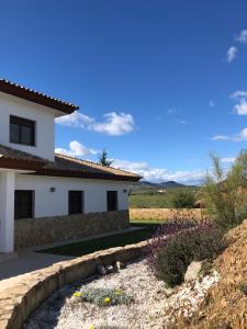 Navalvillar de PelaCasa Rural encantos de Orellana的庭院景度假屋