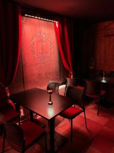 贝尔加Insomnia Hotel的一间设有桌子和红色窗帘的用餐室