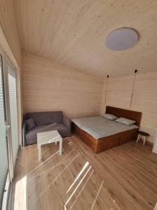 斯文托伊Nameliai "ŠEŠETAS"的小房间设有床和沙发