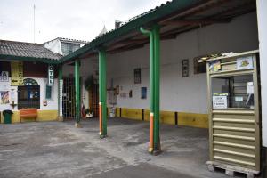 锡帕基拉La Puerta Rota的停车场内带绿杆的加油站