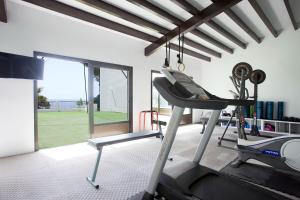 卡拉林亚卡拉阿祖尔度假村的一间带跑步机的健身房