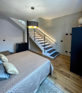 奥尔比亚Suite 29A Olbia Center的一间卧室设有一张床和一个楼梯