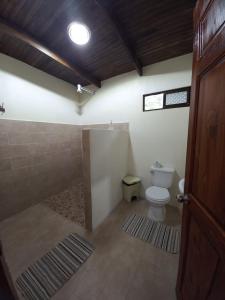 比加瓜Hotel Catarata Río Celeste的带淋浴和卫生间的浴室。