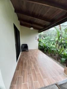 比加瓜Hotel Catarata Río Celeste的客房铺有木地板,配有椅子。