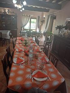 FiaiolaLu Renge的用餐室配有红色餐巾和长桌