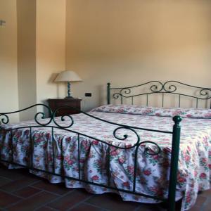 卡拉塞拉茨卡拉农业旅游酒店的一间卧室配有一张带花卉床罩的床