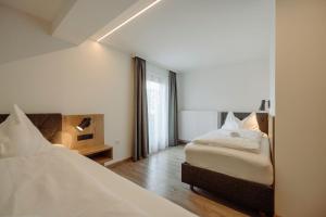 弗拉绍Stangl Appartements的一间卧室设有两张床和窗户。