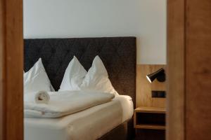 弗拉绍Stangl Appartements的一间卧室配有带白色床单和枕头的床。