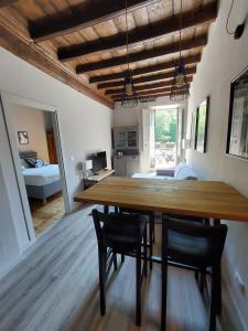 都灵Appartamento per 2 o 4 persone - Torino Gran Madre的用餐室配有大型木桌和椅子